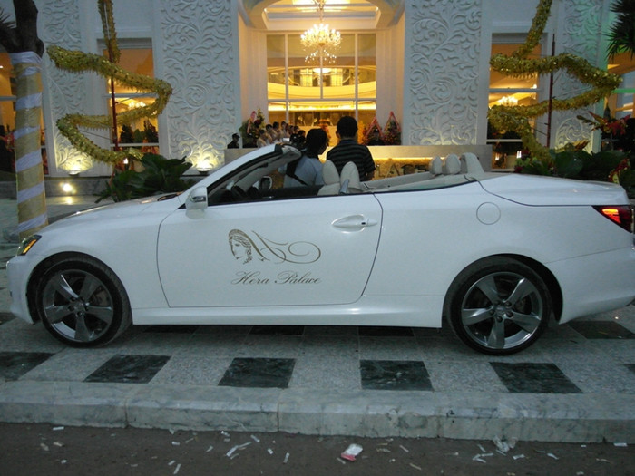 Chiếc Lexus mui trần dùng để cho các cặp đôi trong ngày vui hạnh phúc. "Hera Palace", là tên của vị thần tình yêu, bắn mũi tên kết nối các cặp đôi gắn kết với nhau trong cuộc đời.