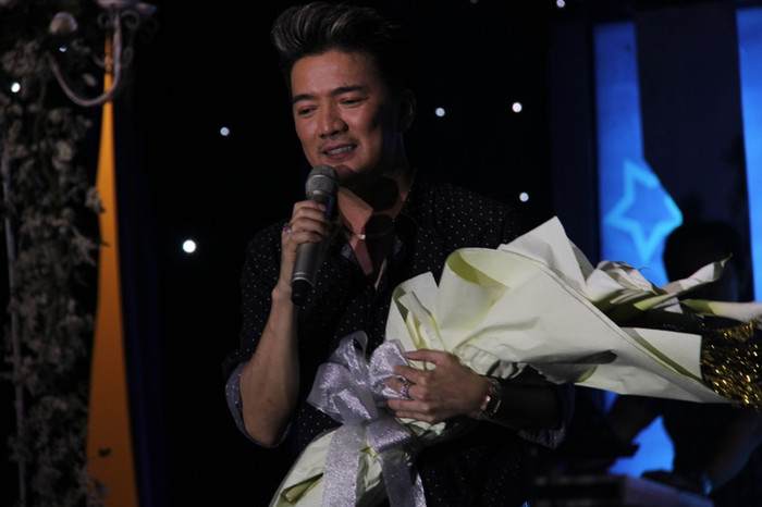 Có rất nhiều khán giả tặng hoa cho anh, chúc anh sớm vượt qua những thị phi. Có rất nhiều khán giả tặng hoa cho anh, chúc anh sớm vượt qua những thị phi.