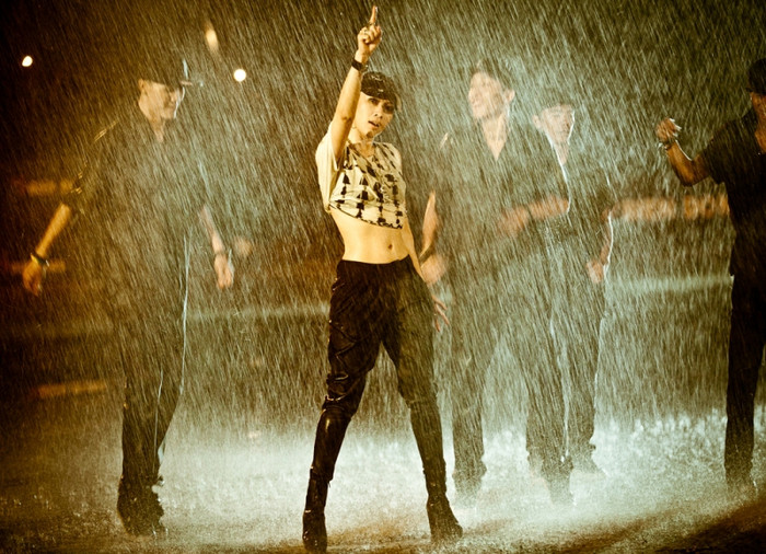 Thực hiện đúng lời hứa, trong đêm Vietnam Idol vào đêm thứ 6 vừa qua, Mỹ Tâm chính thức giới thiệu đến khán giả bản đầy đủ của MV Trắng - Đen. Đây có thể xem là cú nổ lớn tiếp theo của nữ giám khảo Vietnam Idol trong năm nay. Trong MV này, khán giả sẽ được thấy Mỹ Tâm cực kỳ gợi cảm cùng vũ đoàn MTE dưới mưa. Thực hiện đúng lời hứa, trong đêm Vietnam Idol vào đêm thứ 6 vừa qua, Mỹ Tâm chính thức giới thiệu đến khán giả bản đầy đủ của MV Trắng - Đen. Đây có thể xem là cú nổ lớn tiếp theo của nữ giám khảo Vietnam Idol trong năm nay. Trong MV này, khán giả sẽ được thấy Mỹ Tâm cực kỳ gợi cảm cùng vũ đoàn MTE dưới mưa.