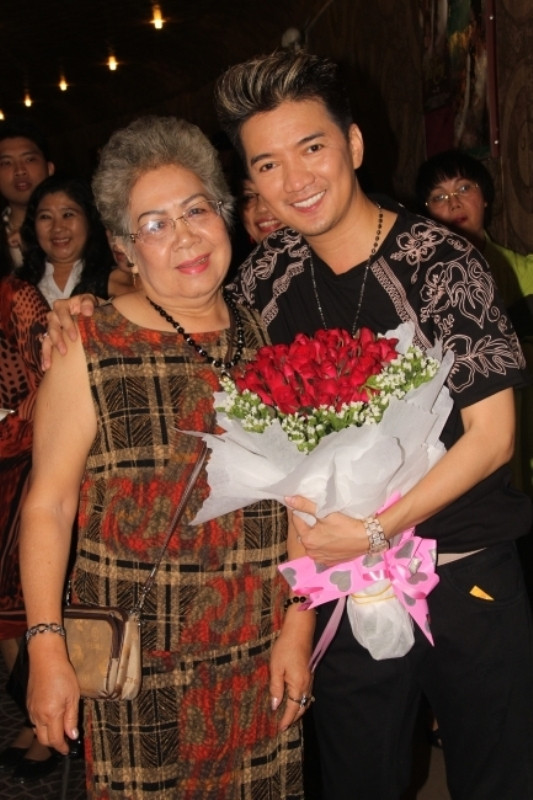 Vị khán giả lớn tuổi này nói với Mr Đàm: "Con cố gắng vượt qua nhé. Cô tin con có một bản lĩnh trước sóng gió. Hơn mười lăm năm gây dựng, vất vả lắm. Cả nhà cô luôn ủng hộ và yêu mến con, dù trong tình huống nào". Vị khán giả lớn tuổi này nói với Mr Đàm: "Con cố gắng vượt qua nhé. Cô tin con có một bản lĩnh trước sóng gió. Hơn mười lăm năm gây dựng, vất vả lắm. Cả nhà cô luôn ủng hộ và yêu mến con, dù trong tình huống nào".