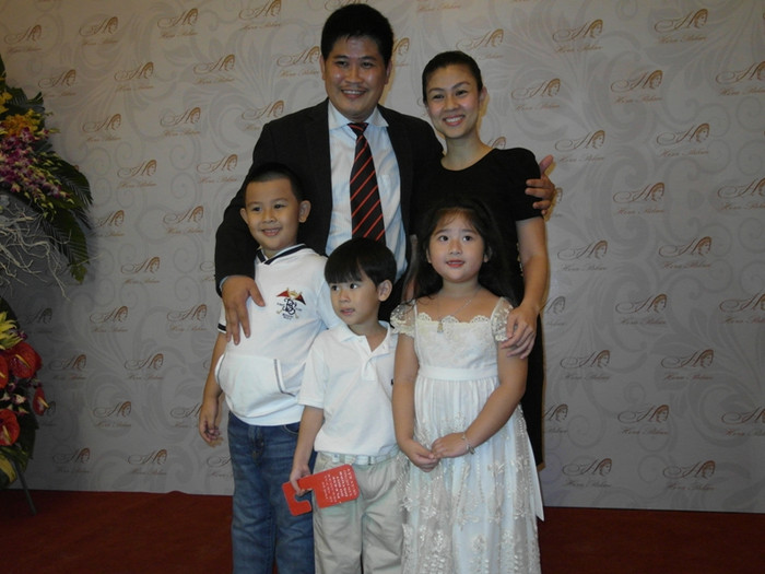 Kim Thư, vợ anh cũng có mặt cùng chồng sắp xếp lễ khai trương. Đây là lần xuất hiện hiếm hoi, có đầy đủ gia đình của nghệ sĩ Phước Sang, xóa tan tin đồn anh và Kim Thư ly dị. Cô bé mặc áo trắng là Bí Ngô, cục cưng của vợ chồng Lê Tuấn Anh - NSND Hồng Vân.