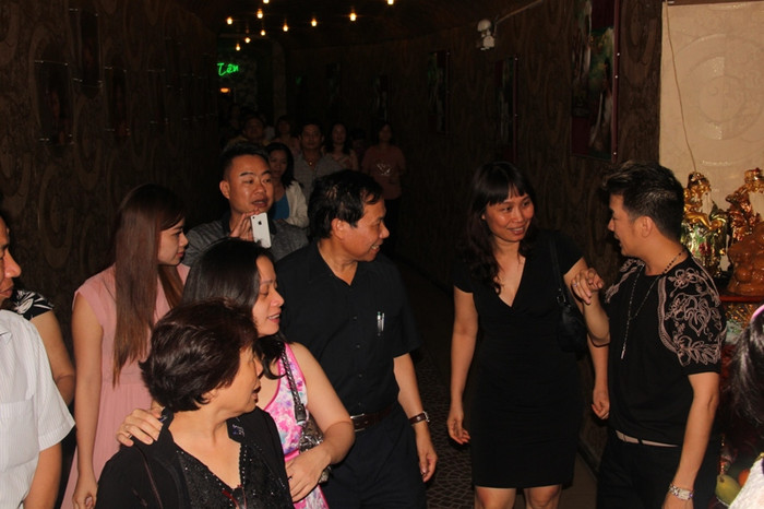 Rất đông khán giả quyến luyến, cố nán lại để trò chuyện với Mr Đàm, dù đêm đã chuyển sang một ngày mới. Rất đông khán giả quyến luyến, cố nán lại để trò chuyện với Mr Đàm, dù đêm đã chuyển sang một ngày mới.