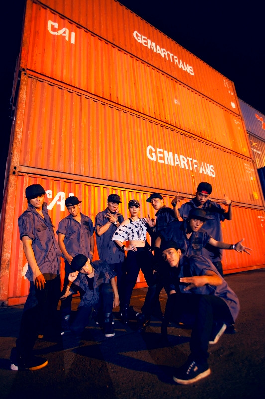 Và với thành công ấn tượng của MV Chuyện như chưa bắt đầu khi đã vượt con số gần 5 triệu lượt người xem trên Youtube một con số đáng mơ ước của các ca sĩ hiện nay, MV Trắng - Đen đang được kì vọng sẽ không kém cạnh và vượt cả “đàn anh” của mình. Và với thành công ấn tượng của MV Chuyện như chưa bắt đầu khi đã vượt con số gần 5 triệu lượt người xem trên Youtube một con số đáng mơ ước của các ca sĩ hiện nay, MV Trắng - Đen đang được kì vọng sẽ không kém cạnh và vượt cả “đàn anh” của mình.