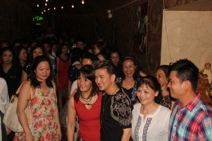 Một khán giả đùa: "Lý Tống xịt hơi cay, hăm dọa Hưng mà Hưng vẫn qua Mỹ diễn đó thôi. Huống hồ đây chỉ là một sự cố ngoài ầm kiểm soát của Hưng, cũng vì mục đích kiếm tiền cho Wanbi Tuấn Anh chữa bệnh". Một khán giả đùa: "Lý Tống xịt hơi cay, hăm dọa Hưng mà Hưng vẫn qua Mỹ diễn đó thôi. Huống hồ đây chỉ là một sự cố ngoài ầm kiểm soát của Hưng, cũng vì mục đích kiếm tiền cho Wanbi Tuấn Anh chữa bệnh".