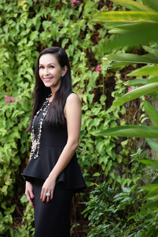 Ở độ tuổi này, diễn viên có nét đẹp đài các có một mái ấm hạnh phúc. Chị dành nhiều thời gian để chăm sóc người chồng là một doanh nhân thành đạt và hai cô con gái ngoan ngoãn: Thùy My (17 tuổi) đang học lớp 12 và Quế Mỹ (12 tuổi) đang học lớp 7.