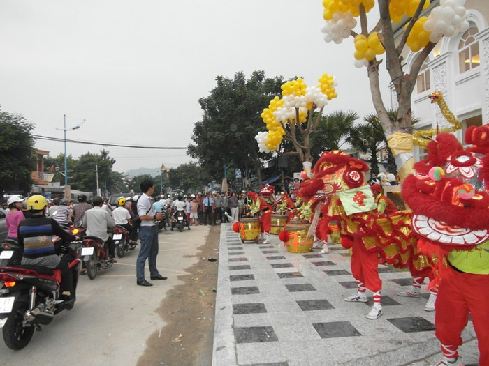 Tòa nhà Hera Palace có 7 tầng, gồm 2 tầng hầm đậu xe, 5 tầng nổi trên mặt đất. Riêng đại sảnh tầng 5 có sức chứa hơn 2,000 người, hiện là một trong những sảnh tiệc lớn nhất phía nam tại thành phố Vũng Tàu, dùng để tổ chức những sự kiện lớn và các chương trỉnh biểu diễn nghệ thuật đa năng. Hai tầng hầm có 100 chỗ đậu xe ôtô và hơn 1000 chỗ đậu xe gắn máy. Ngoài ra, còn khu vực dành riêng cho dịch vụ cafeteria và nhà hàng a-la-carte, để góp phần cùng thành phố có thêm một cơ sở vật chất hoạt động văn hóa phục vụ nhân dân, phục vụ sự phát triển kinh tế xã hội của Tp. Vũng Tàu.