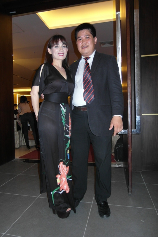 Ca sĩ Phi Nhung đến chúc mừng ông anh Phước Sang trong bộ áo dài nền nã, quen thuộc.