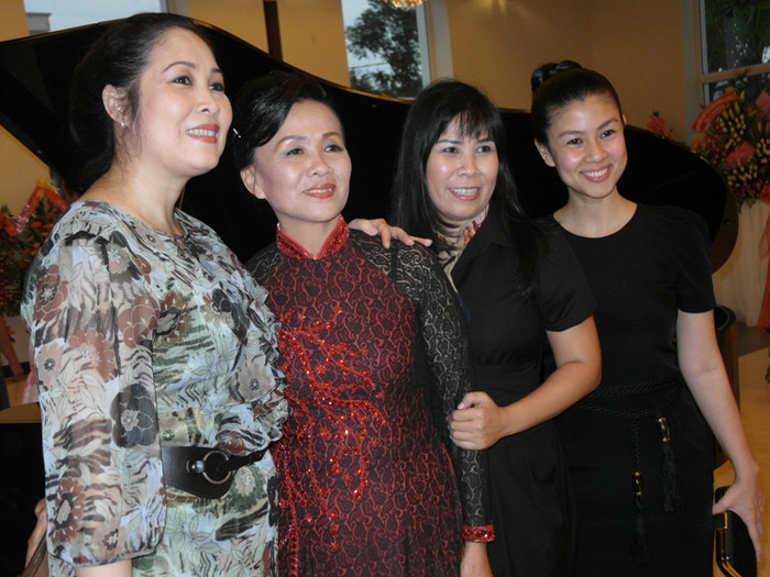 Và chụp ảnh lưu niệm ngày vui cùng NSND Hồng Vân.