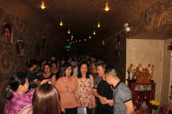 Các khán giả của anh đều cho rằng: Anh vì muốn khuấy động chương trình, muốn thu được thật nhiều tiền đấu giá chai rượu để giúp Wanbi Tuấn Anh chữa bệnh, cứu vãn đôi mắt sắp mù mà chịu đựng những thị phi. Các khán giả của anh đều cho rằng: Anh vì muốn khuấy động chương trình, muốn thu được thật nhiều tiền đấu giá chai rượu để giúp Wanbi Tuấn Anh chữa bệnh, cứu vãn đôi mắt sắp mù mà chịu đựng những thị phi.