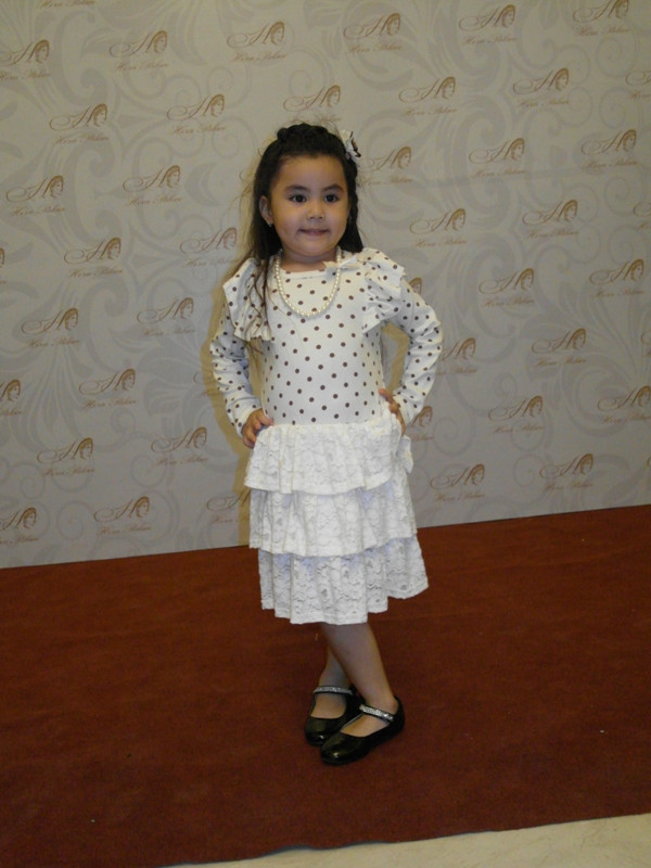 Hạt Dẻ, con của Quyền Linh khá thuần thục trong việc tạo dáng trước ống kính.