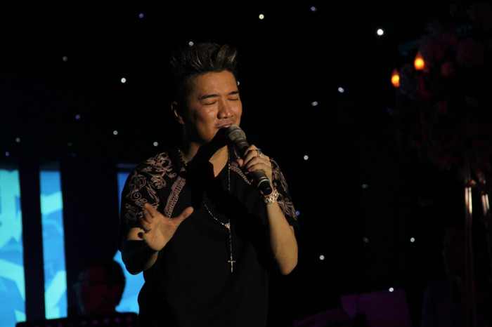 Trước những tình cảm của khán giả dành cho mình, Đàm Vĩnh Hưng đã hát say sưa, như chưa từng hát. Những ca khúc nổi tiếng: Khoảnh khắc, Số phận, Tuổi hồng thơ ngây, Xin lỗi tình yêu, Hạnh phúc cuối, Phút cuối... được anh cất lên, phục vụ mọi tầng lớp khán giả, đủ lứa tuổi. Trước những tình cảm của khán giả dành cho mình, Đàm Vĩnh Hưng đã hát say sưa, như chưa từng hát. Những ca khúc nổi tiếng: Khoảnh khắc, Số phận, Tuổi hồng thơ ngây, Xin lỗi tình yêu, Hạnh phúc cuối, Phút cuối... được anh cất lên, phục vụ mọi tầng lớp khán giả, đủ lứa tuổi.