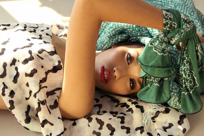 Đến với cuộc thi Lan Khuê được sự hỗ trợ trang phục từ NTK Quỳnh Paris, Minh Tú và trang phục truyền thống của NTK Ngô Nhật Huy.