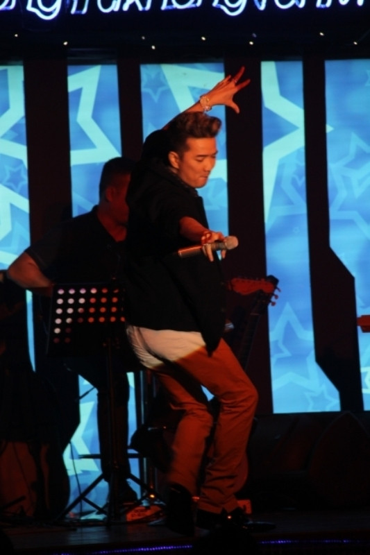 Và dường như anh quên hết tất cả mọi buồn phiền, hát thật sung. Mr Đàm từng nói: "Với Hưng, sân khấu là một thánh đường. Mỗi khi Hưng bước ra sân khấu, Hưng không còn là Hưng ở ngoài đời nữa, Hưng đã thuộc về nghệ thuật, thuộc về khán giả và sẽ sống trọn vẹn trong khoảnh khắc thăng hoa". Và dường như anh quên hết tất cả mọi buồn phiền, hát thật sung. Mr Đàm từng nói: "Với Hưng, sân khấu là một thánh đường. Mỗi khi Hưng bước ra sân khấu, Hưng không còn là Hưng ở ngoài đời nữa, Hưng đã thuộc về nghệ thuật, thuộc về khán giả và sẽ sống trọn vẹn trong khoảnh khắc thăng hoa".