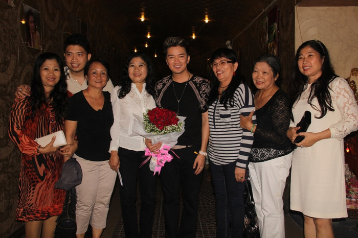 Mr Đàm xúc động, tiễn những vị khán giả cuối cùng ủng hộ anh. Bây giờ đã là 1 giờ 20 sáng. Mr Đàm xúc động, tiễn những vị khán giả cuối cùng ủng hộ anh. Bây giờ đã là 1 giờ 20 sáng.