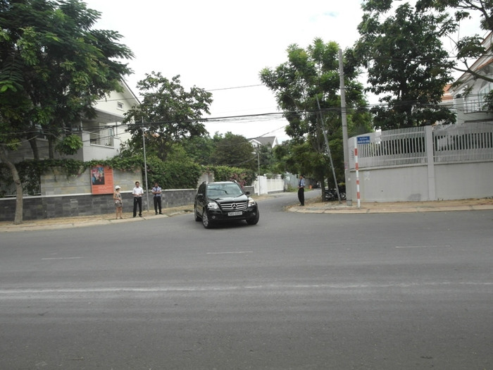 Lối vào nhà chồng của Tăng Thanh Hà có 3 bảo vệ đứng gác, dứt khoát không cho phóng viên vào.