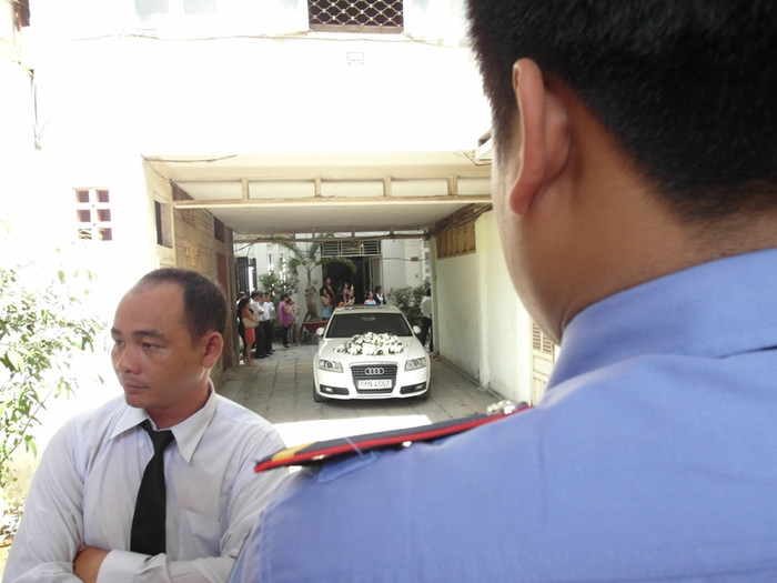 Một người thân của Tăng Thanh Hà và một bảo vệ áng ngữ ngay cánh cửa đi chung vào khu dân cư. Phải quẹo qua tay phải, đi một đoạn nữa mới đến nhà cô diễn viên xinh đẹp này.