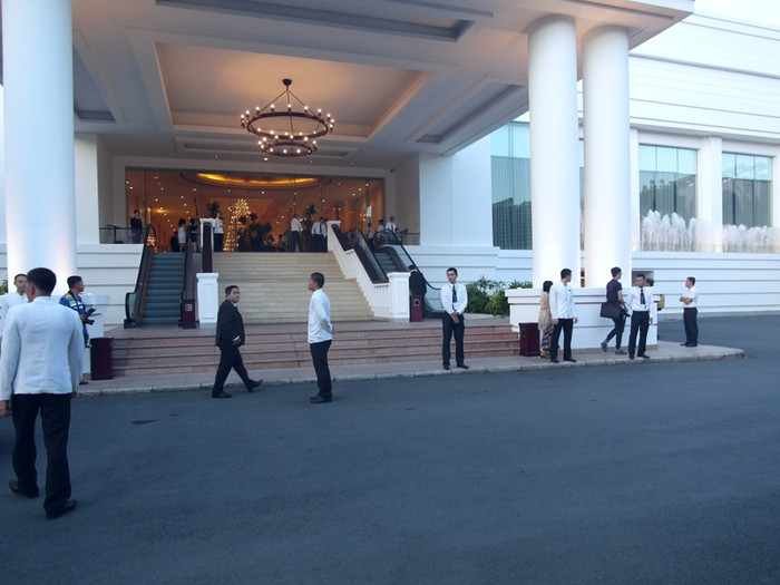 Phóng viên chỉ được đứng ngoài sân nhà hàng White Palace tác nghiệp và hoàn toàn không chụp ảnh được Tăng Thanh Hà.