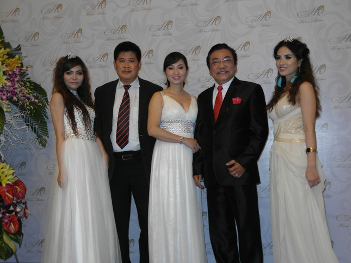 Nghệ sĩ hài Phú Quý (thứ 2, từ phải sang) cũng có mặt chi vui cùng Phước Sang.