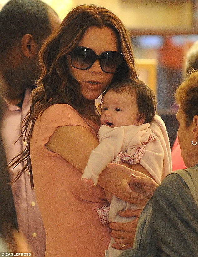 Victoria đưa con gái đến cửa hàng đồ chơi FAO Schwarz. Victoria đưa con gái đến cửa hàng đồ chơi FAO Schwarz.