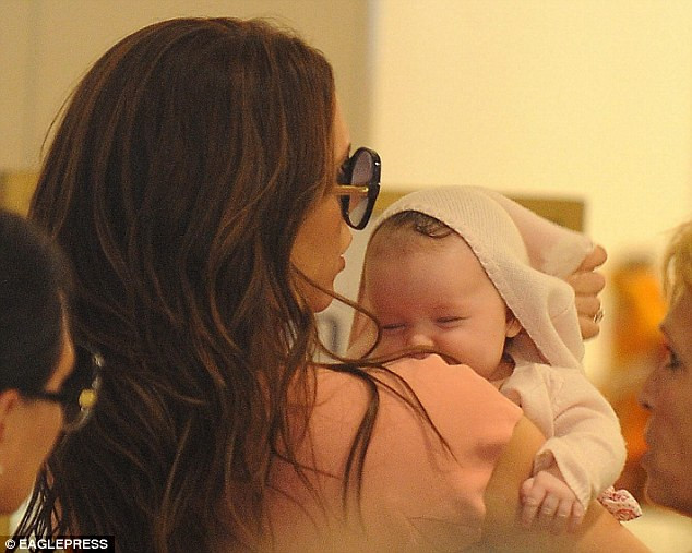 Bé Harper sở hữu khuôn mặt bầu bĩnh vô cùng xinh xắn, đáng yêu. Bé Harper sở hữu khuôn mặt bầu bĩnh vô cùng xinh xắn, đáng yêu.