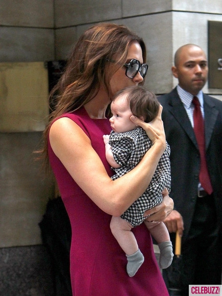 Hai mẹ con nhà Vic rất chịu khó đi dạo phố, mua sắm trong những ngày ở New York. Hai mẹ con nhà Vic rất chịu khó đi dạo phố, mua sắm trong những ngày ở New York.