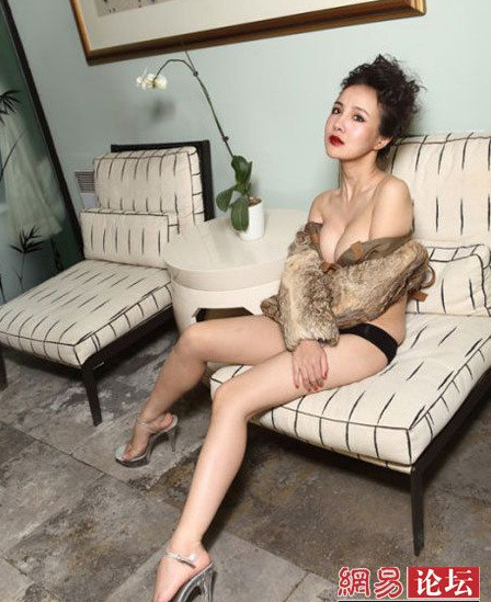 Dù thế, sở thích khoe thân của Can Lộ Lộ vẫn không hề kém đi, mỗi lần xuất hiện trên mặt báo, cụm từ đi kèm cái tên của cô luôn là: sexy. (Theo:vnn). Xem thêm: Sao Hàn xấu/ Sao Hoa ngữ / Sao Việt xấu/ Sao Hollywood xấu