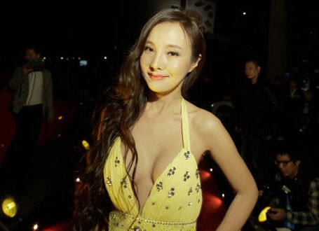 Chính vì vậy, cô cũng chỉ được mời đến những sự kiện "xứng tầm" với độ nổi tiếng của mình, ví như các triển lãm trưng bày xe ô tô. (Theo:vnexpress). Xem thêm: Sao Hàn xấu/ Sao Hoa ngữ / Sao Việt xấu/ Sao Hollywood xấu