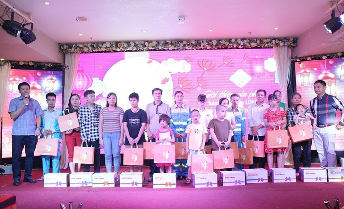 Tổng Biên tập Tạp chí Môi trường và Đô thị Việt Nam - Tiến sĩ, Luật sư Đồng Xuân Thụ (ngoài cùng bên trái) cùng Giám đốc Công ty Trách nhiệm hữu hạn Xúc tiến thương mại Minh Hải (ngoài cùng bên phải) trao quà tri ân cho con em vệ sinh môi trường. Ảnh: Cẩm Anh.