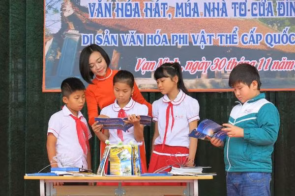 Cô Tổng phụ trách Thu hiền hướng dẫn cho những hướng dẫn viên du lịch nhỏ tuổi trường Tiểu học Vạn Ninh khi tham gia buổi ngoại khóa về văn hóa, lịch sử quê hương Vạn Ninh (ảnh nhân vật cung cấp)