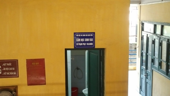 Ngay cả biển cấm trong khu vệ sinh của trường cũng có biển phạt dành cho học sinh (Ảnh: LC) Ngay cả biển cấm trong khu vệ sinh của trường cũng có biển phạt dành cho học sinh (Ảnh: LC)