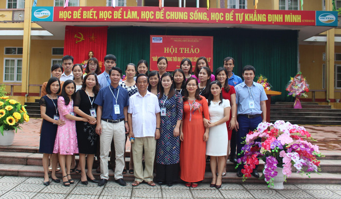 Tấm gương tự học của nhà giáo nhân dân Nguyễn Lân Dũng cũng đã truyền cảm hứng cho các thầy cô giáo trường Trung học phổ thông Đoan Hùng (Ảnh: Lại Cường)