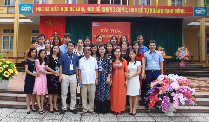 Tấm gương tự học của nhà giáo nhân dân Nguyễn Lân Dũng cũng đã truyền cảm hứng cho các thầy cô giáo trường Trung học phổ thông Đoan Hùng (Ảnh: Lại Cường)