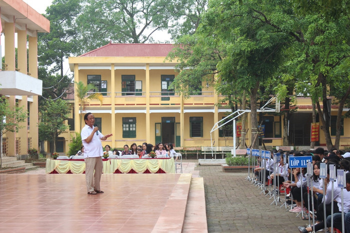 Với diễn giả đặc biệt là nhà giáo nhân dân Nguyễn Lân Dũng, các em học sinh có nhiều giây phút bổ ích với các môn học ngoại khóa (Ảnh: LC)
