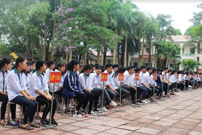 Học sinh trường Trung học phổ thông Đoan Hùng ấn tượng với phong cách giản dị, đầy nhiệt huyết của Giáo sư, Nhà giáo nhân dân Nguyễn Lân Dũng. Ảnh: Lại Cường. Học sinh trường Trung học phổ thông Đoan Hùng ấn tượng với phong cách giản dị, đầy nhiệt huyết của Giáo sư, Nhà giáo nhân dân Nguyễn Lân Dũng. Ảnh: Lại Cường.