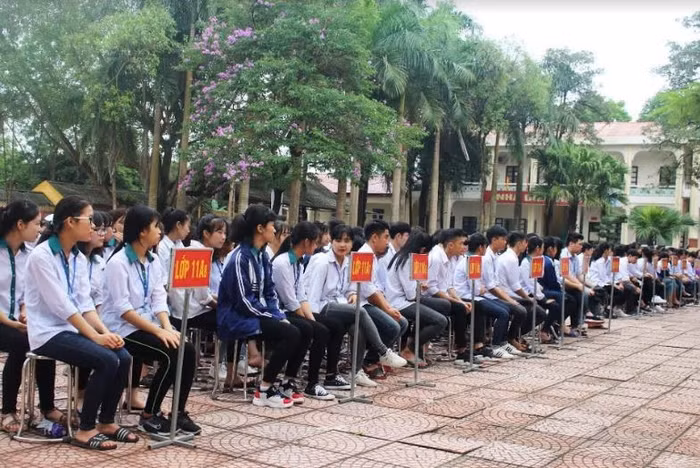 Học sinh trường Trung học phổ thông Đoan Hùng ấn tượng với phong cách giản dị, đầy nhiệt huyết của Giáo sư, Nhà giáo nhân dân Nguyễn Lân Dũng. Ảnh: Lại Cường.