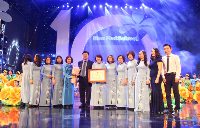 Thứ trưởng Bộ Giáo dục và Đào tạo Nguyễn Hữu Độ đã thay mặt Bộ Giáo dục và Đào tạo tặng bằng khen cho Hệ thống Giáo dục Ban Mai (Ảnh: LC)