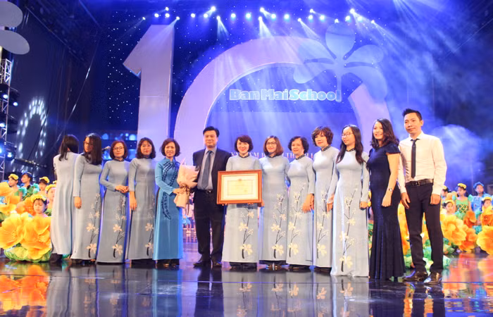 Thứ trưởng Bộ Giáo dục và Đào tạo Nguyễn Hữu Độ đã thay mặt Bộ Giáo dục và Đào tạo tặng bằng khen cho Hệ thống Giáo dục Ban Mai (Ảnh: LC)