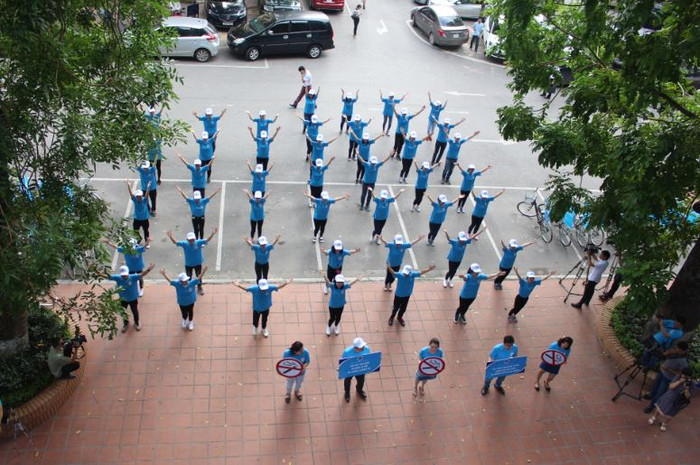 Các tình nguyện viên tích cực tham gia hưởng ứng tuần lễ không khói thuốc (Ảnh: Lại Cường) Các tình nguyện viên tích cực tham gia hưởng ứng tuần lễ không khói thuốc (Ảnh: Lại Cường)
