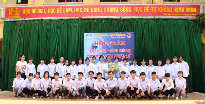 Được giao lưu và trò chuyện với Giáo sư Nguyễn Lân Dũng là một trải nghiệp đặc biệt của thày và trò trường Trung học phổ thông Nguyễn Thị Giang (Ảnh: Lại Cường) Được giao lưu và trò chuyện với Giáo sư Nguyễn Lân Dũng là một trải nghiệp đặc biệt của thày và trò trường Trung học phổ thông Nguyễn Thị Giang (Ảnh: Lại Cường)