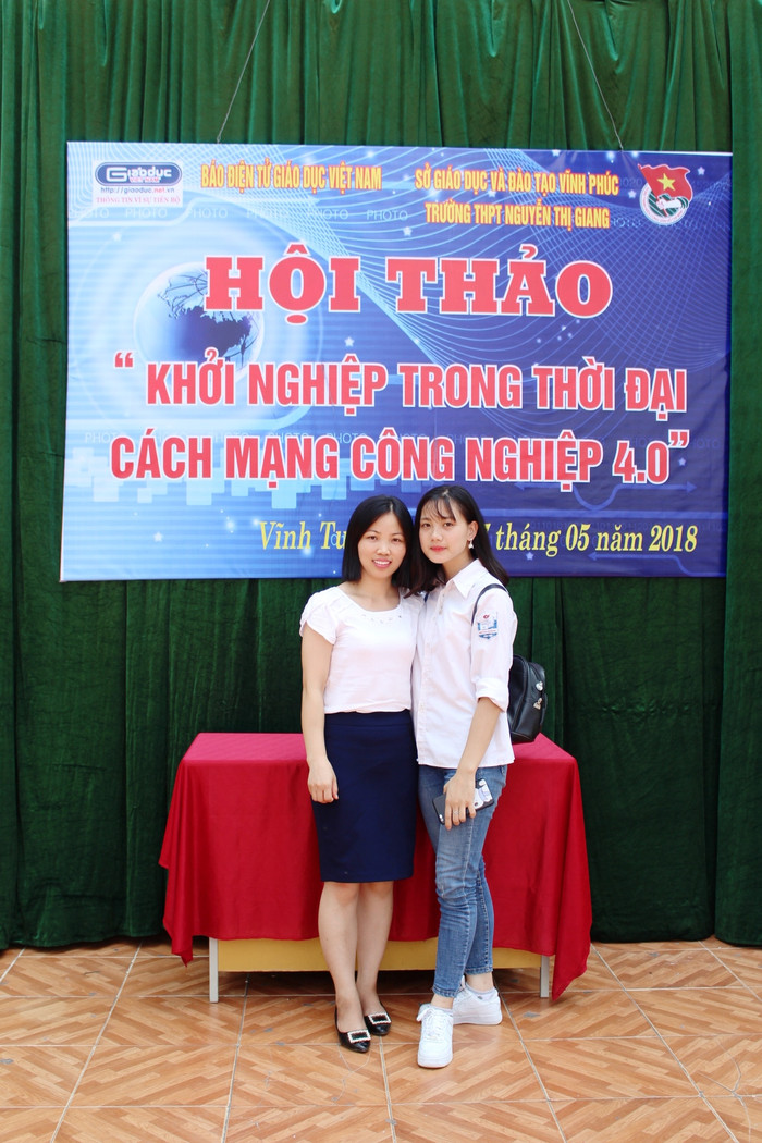 Cô giáo Hà Thị Liên và học sinh trong buổi hội thảo: "Khởi nghiệp trong thời kỳ cách mạng công nghiệp 4.0" (Ảnh: Lại Cường) Cô giáo Hà Thị Liên và học sinh trong buổi hội thảo: "Khởi nghiệp trong thời kỳ cách mạng công nghiệp 4.0" (Ảnh: Lại Cường)