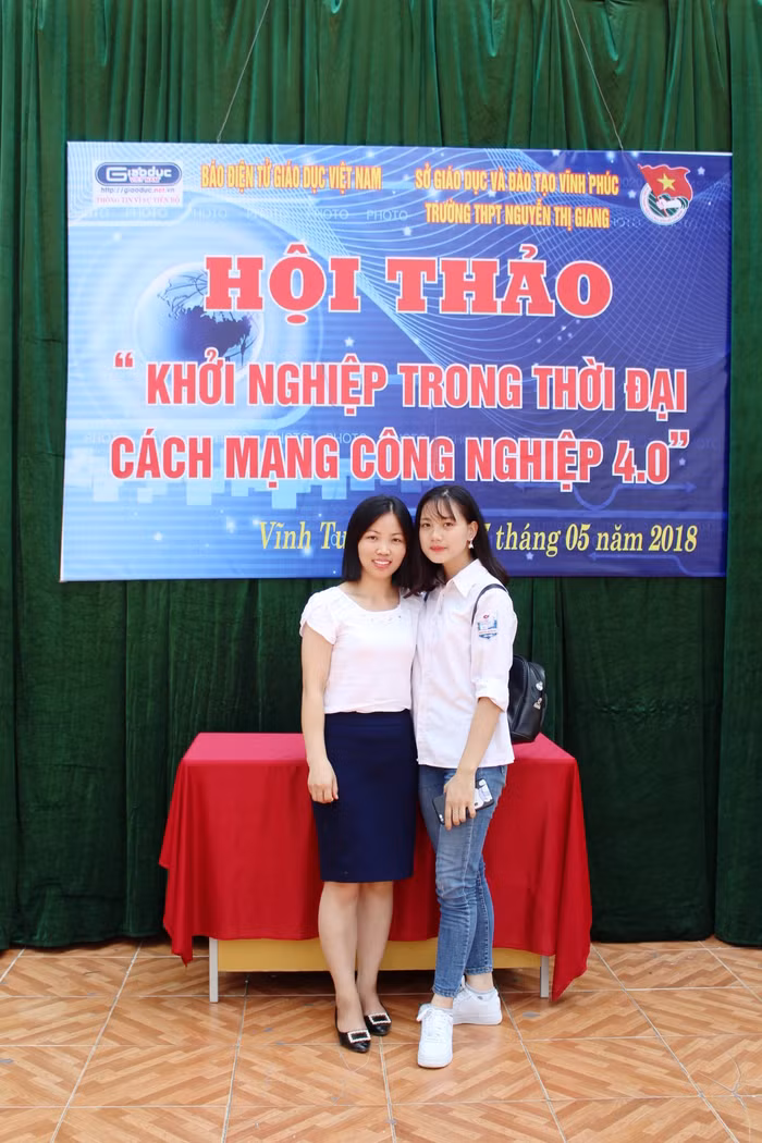 Cô giáo Hà Thị Liên và học sinh trong buổi hội thảo: "Khởi nghiệp trong thời kỳ cách mạng công nghiệp 4.0" (Ảnh: Lại Cường)