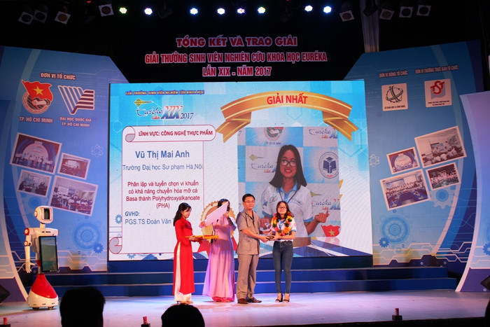 Sinh viên Vũ Mai Anh nhận giải của trung ương Đoàn. (Ảnh: Nhân vật cung cấp) Sinh viên Vũ Mai Anh nhận giải của trung ương Đoàn. (Ảnh: Nhân vật cung cấp)