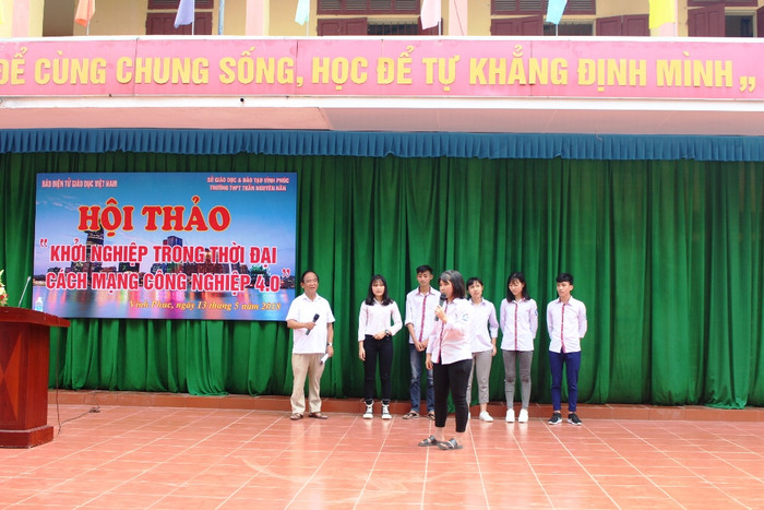 Nhiều trăn trở của các em học sinh đã được gửi gắm đến Giáo sư Nguyễn Lân Dũng (Ảnh: Lại Cường) Nhiều trăn trở của các em học sinh đã được gửi gắm đến Giáo sư Nguyễn Lân Dũng (Ảnh: Lại Cường)