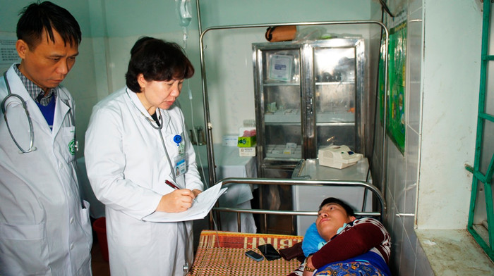 Di chứng của rượu bia để lại cho xã hội gánh nặng lớn. (Trong ảnh: Các bác sĩ khám cho nạn nhân ngộ độc rượu Lai Châu, Ảnh: Lại Cường)