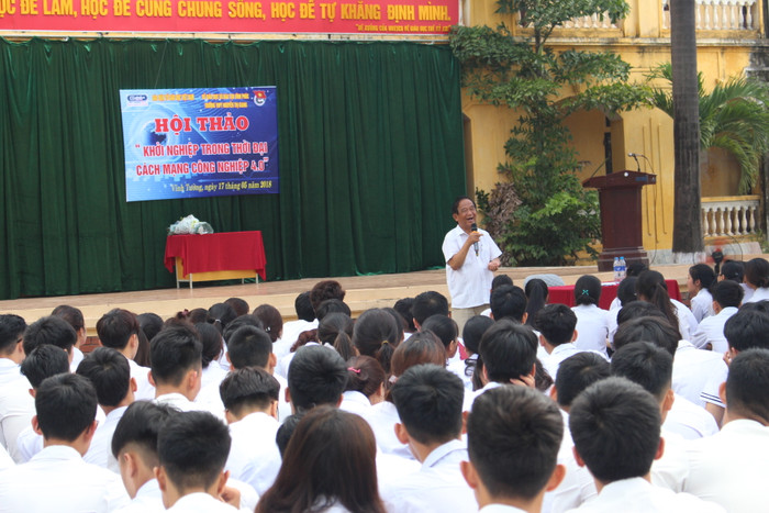 Với diễn giả đặc biệt là Giáo sư, Nhà giáo nhân dân Nguyễn Lân Dũng, học sinh trường Trung học phổ thông Nguyễn Thị Giang đã có những bước nhảy vọt về nhận thức của bản thân trong khởi nghiệp. (Ảnh: Lại Cường) Với diễn giả đặc biệt là Giáo sư, Nhà giáo nhân dân Nguyễn Lân Dũng, học sinh trường Trung học phổ thông Nguyễn Thị Giang đã có những bước nhảy vọt về nhận thức của bản thân trong khởi nghiệp. (Ảnh: Lại Cường)