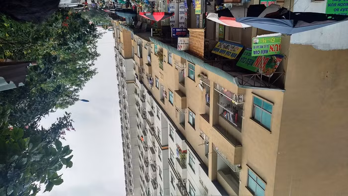Sau 6 năm đi vào sử dụng, không chỉ không phép, an toàn về phòng cháy chữa cháy của tòa nhà đang khiến người dân sống trong bất an (Ảnh: TP)