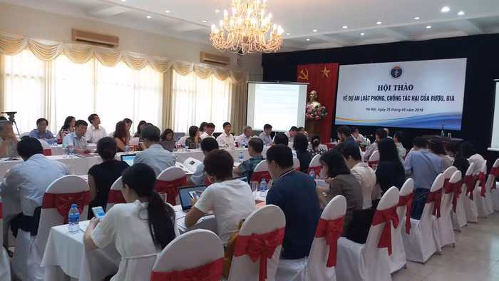 Dự án luật Phòng, Chống tác hại của rượu, bia đang gặp nhiều ý kiến trái chiều. (Ảnh: Ban tổ chức hội thảo)