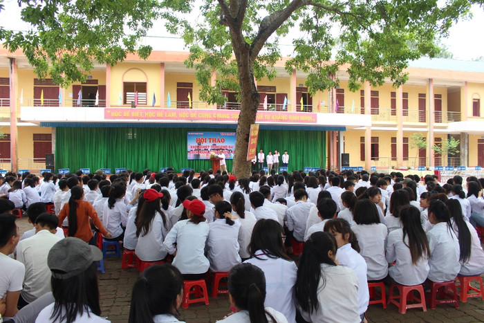 Dù bận bịu với nhiều môn khoa học khác nhau, nhưng Giáo sư Nguyễn Lân Dũng vẫn coi trọng Văn học vì nó đi với người ta cả một đời. (Ảnh: LC)