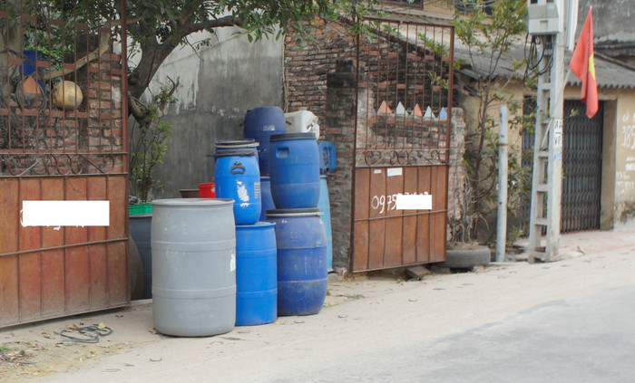 Một lượng lớn rượu thủ công, không rõ nguồn gốc vẫn chưa được các cơ quan chức năng kiểm soát (Trong ảnh: Rượu thủ công tại Đại Lâm, Bắc Ninh) (Ảnh: Lại Cường) Một lượng lớn rượu thủ công, không rõ nguồn gốc vẫn chưa được các cơ quan chức năng kiểm soát (Trong ảnh: Rượu thủ công tại Đại Lâm, Bắc Ninh) (Ảnh: Lại Cường)