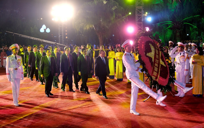 Thủ tướng và các đại biểu dâng hoa tại Nghĩa trang Liệt sĩ Sơn Tây. (Ảnh: VGP) Thủ tướng và các đại biểu dâng hoa tại Nghĩa trang Liệt sĩ Sơn Tây. (Ảnh: VGP)
